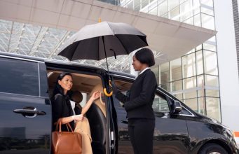 Executive limo service offers elegant transportation solutions for high-profile social gatherings.